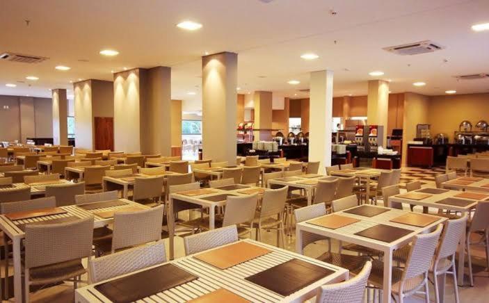 Wyndham Olimpia Royal Hotels Buitenkant foto The dining room at the University of Nottingham Malaysia Campus