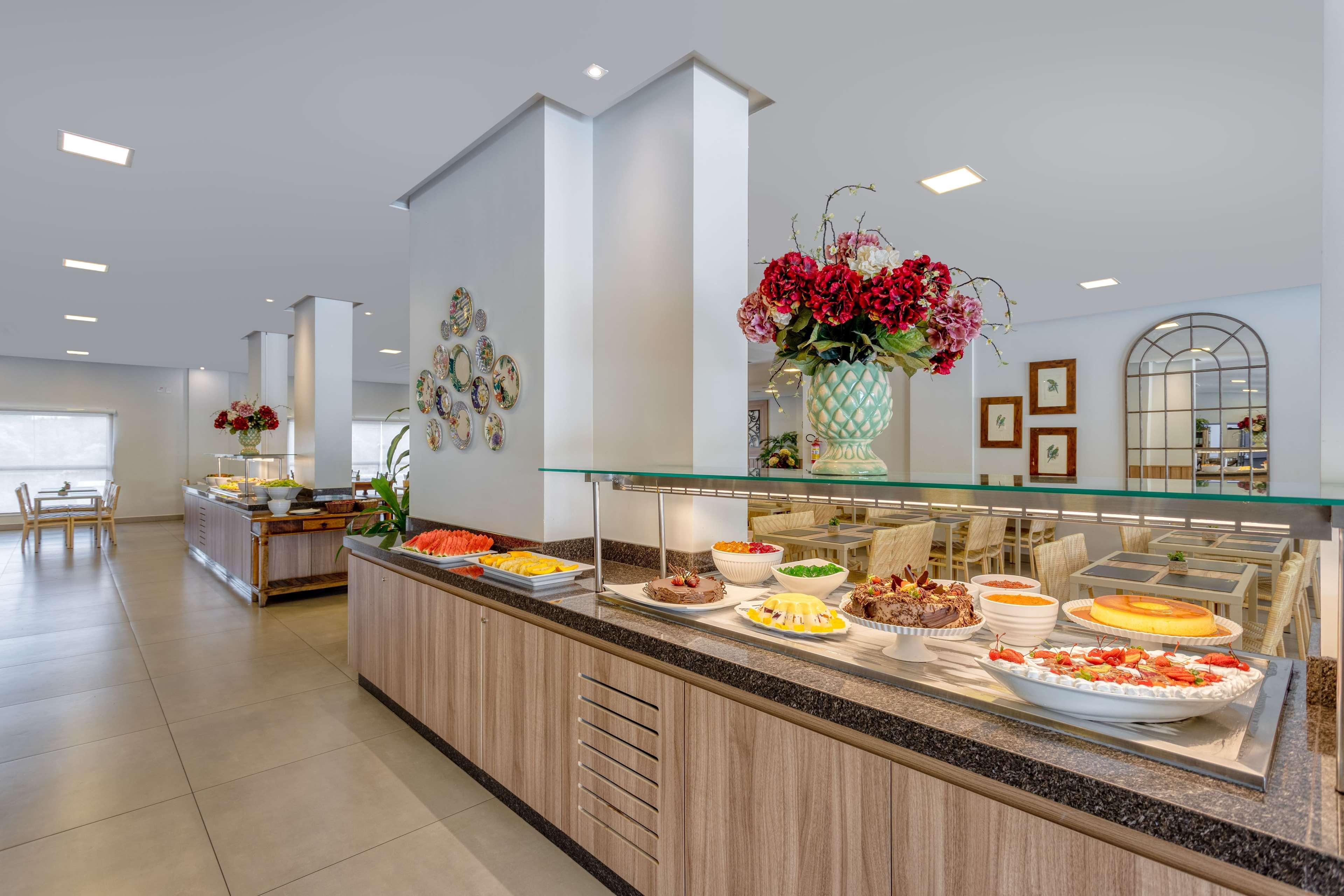Wyndham Olimpia Royal Hotels Buitenkant foto Buffet at a hotel