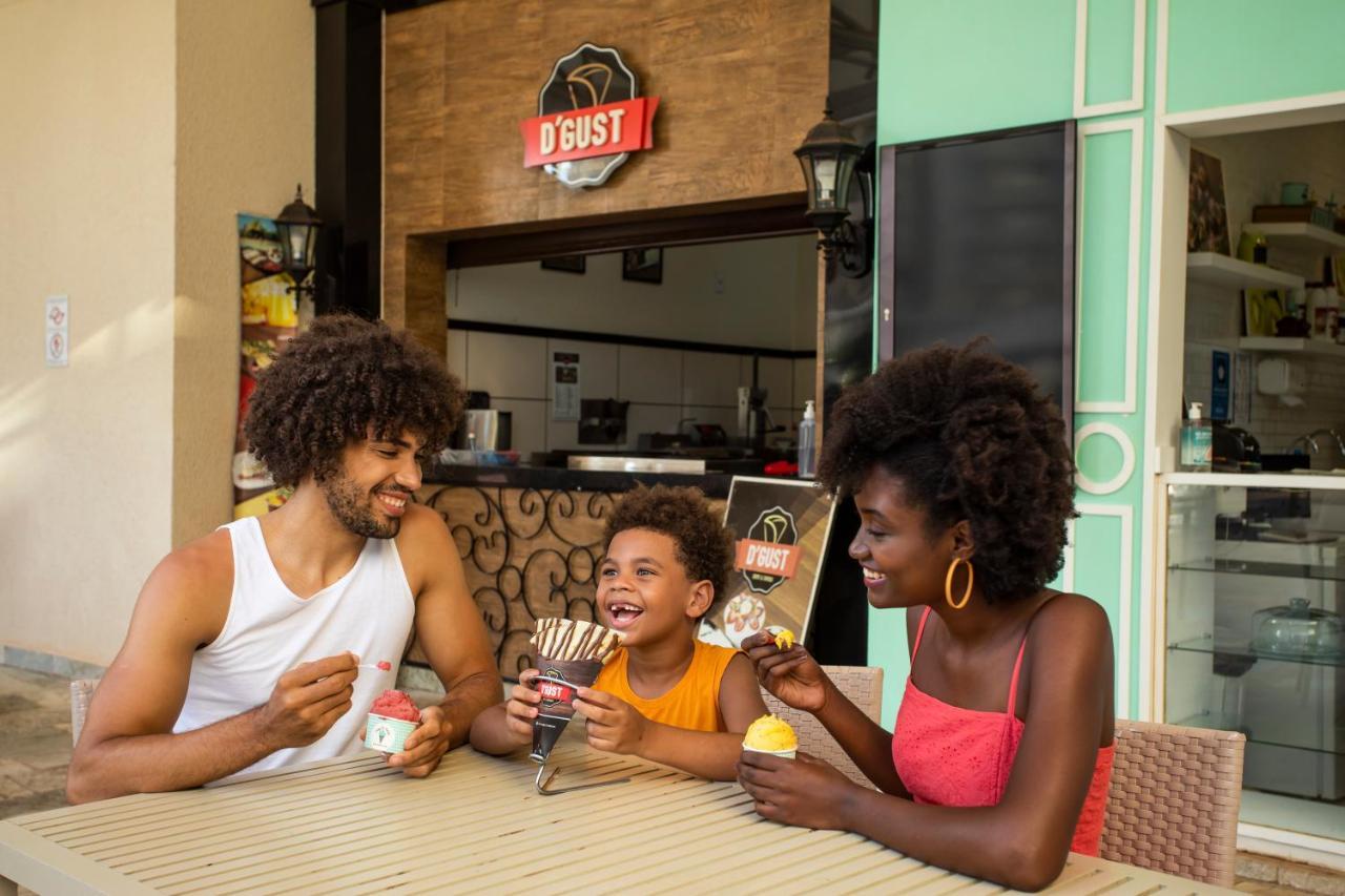 Wyndham Olimpia Royal Hotels Buitenkant foto Family at a restaurant in Cape Verde
