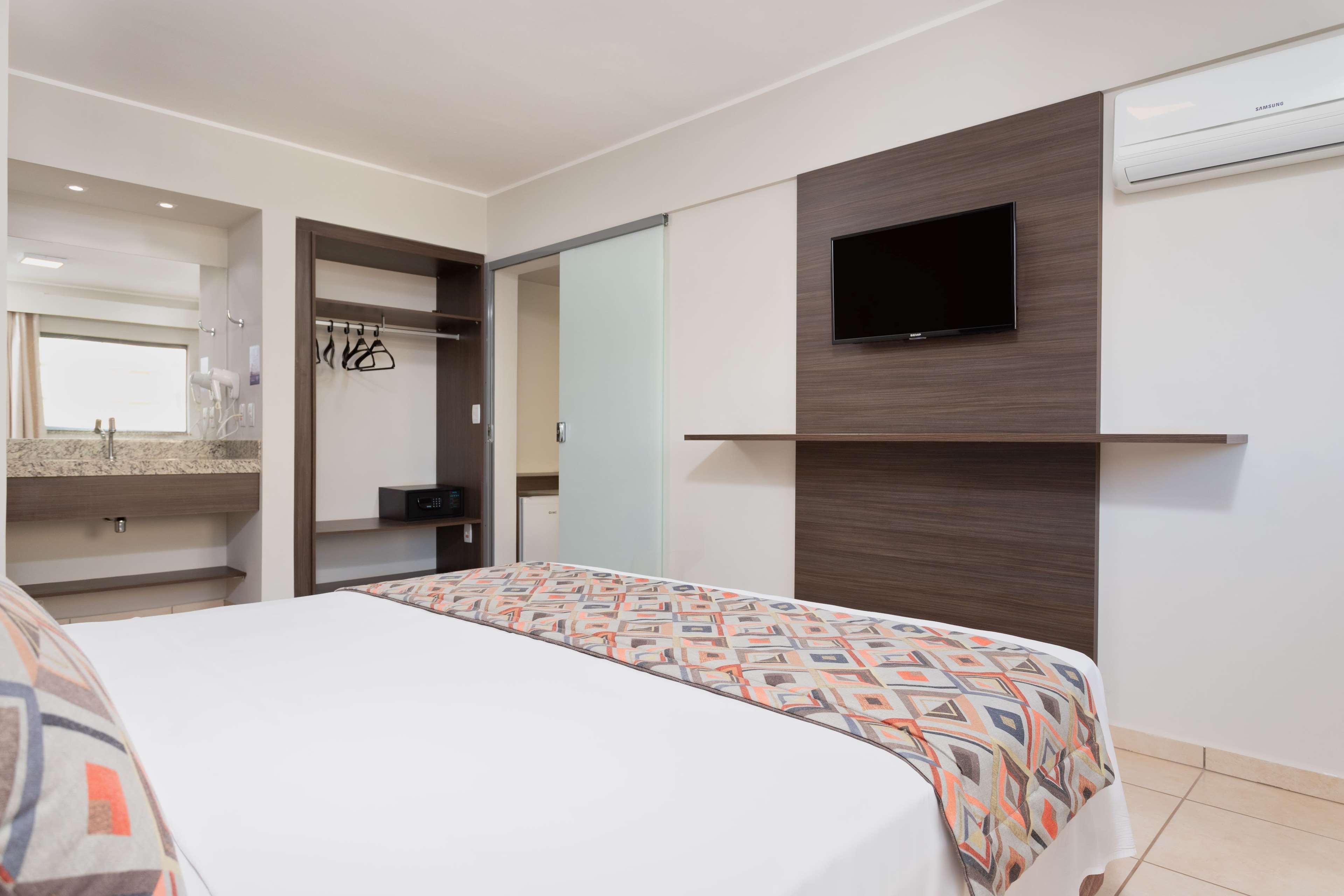 Wyndham Olimpia Royal Hotels Buitenkant foto A room at the hotel