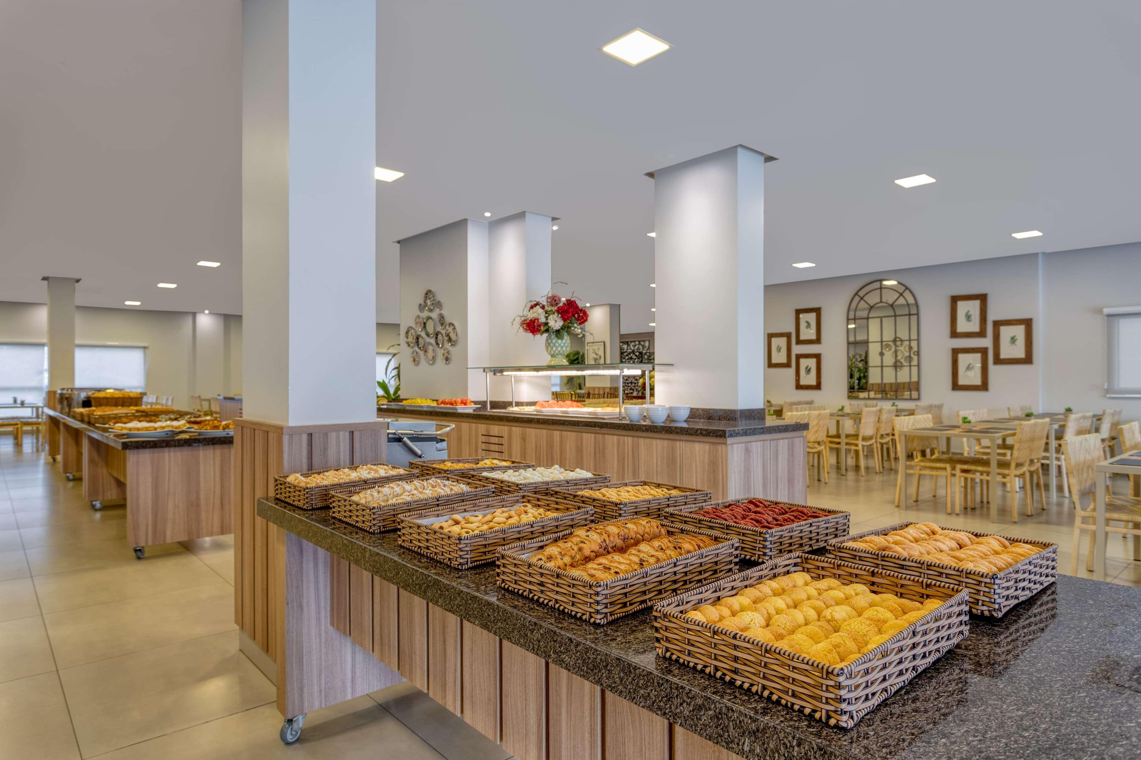 Wyndham Olimpia Royal Hotels Buitenkant foto A buffet at a hotel