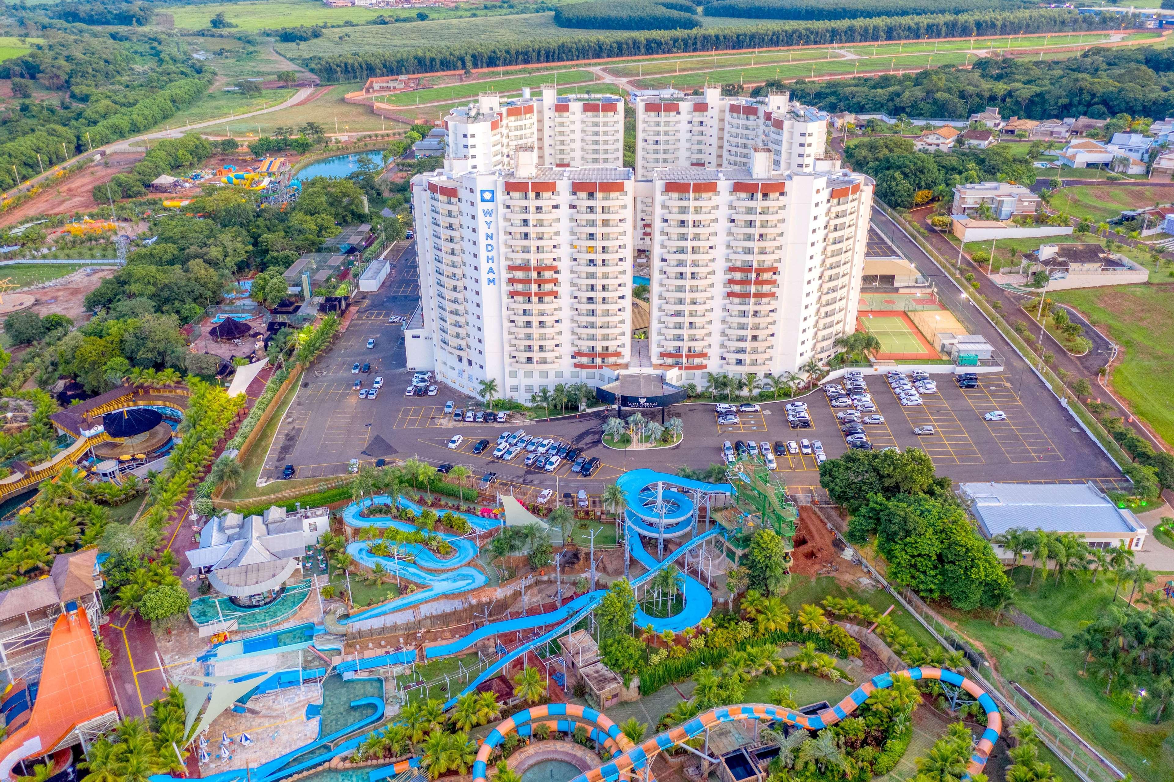 Wyndham Olimpia Royal Hotels Buitenkant foto Aerial view of the hotel and water park