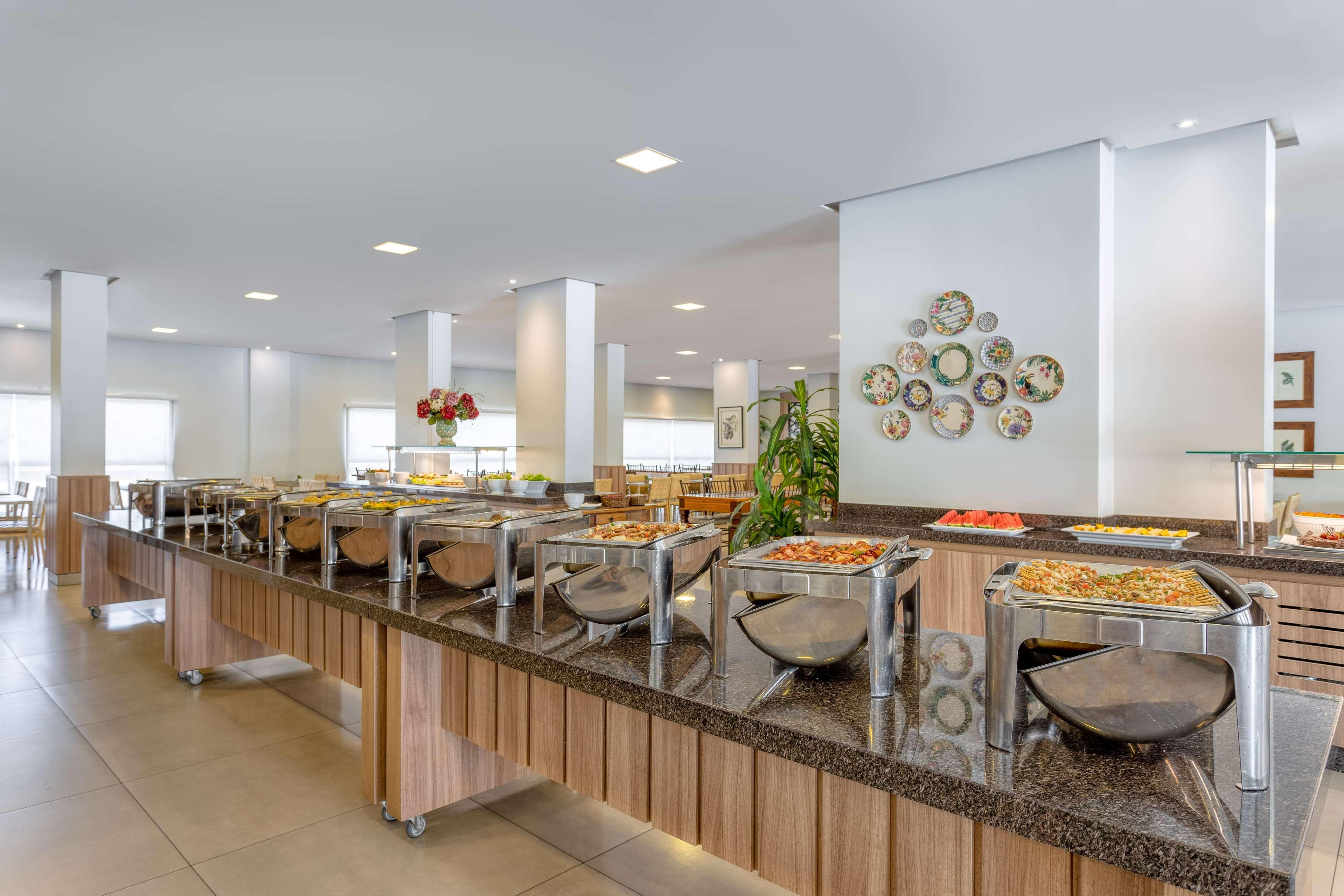 Wyndham Olimpia Royal Hotels Buitenkant foto Buffet at a hotel