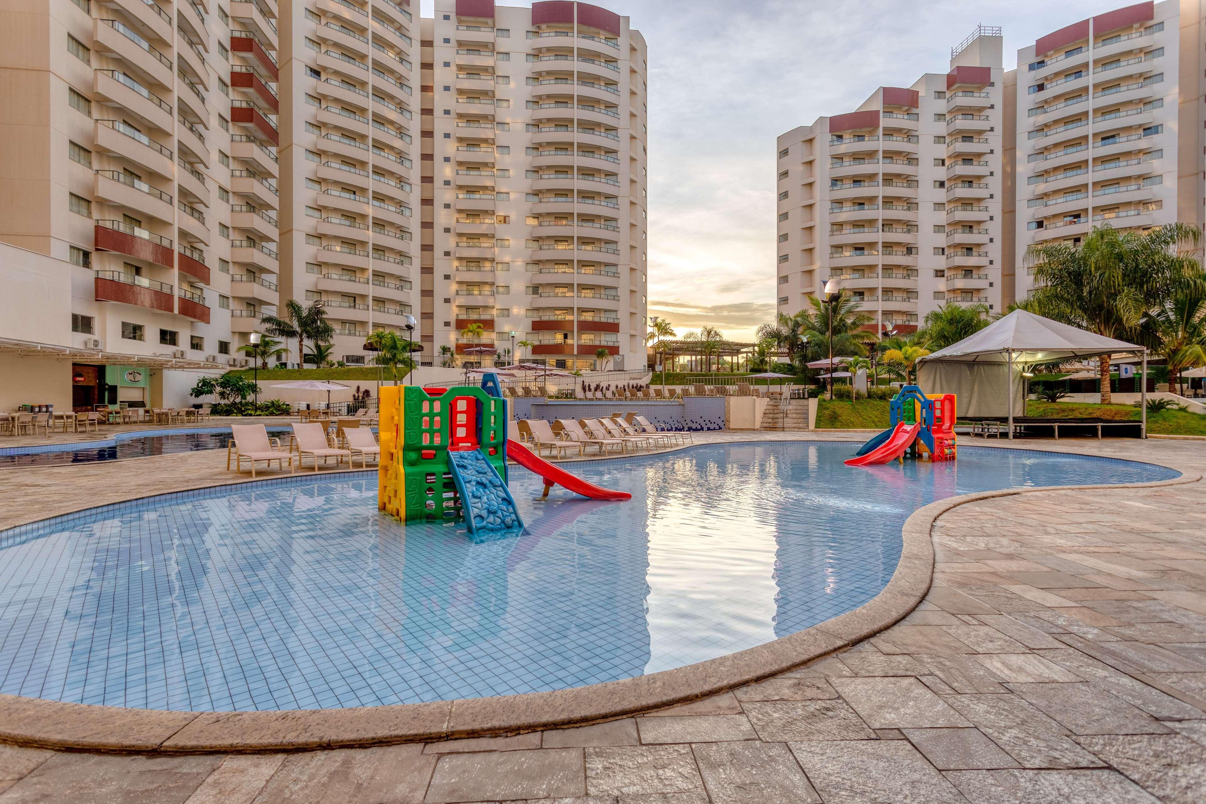 Wyndham Olimpia Royal Hotels Buitenkant foto A condominium pool in Singapore