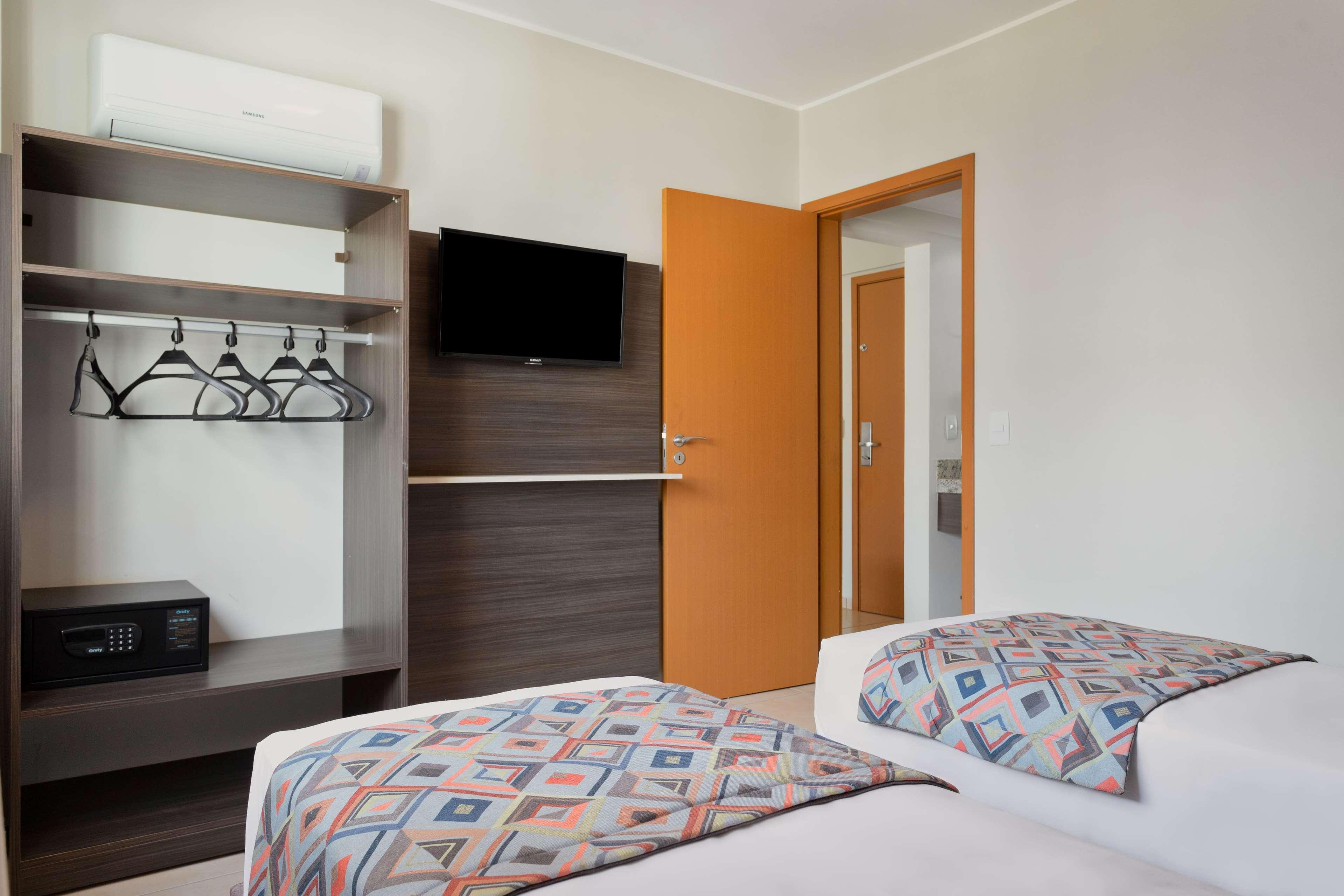 Wyndham Olimpia Royal Hotels Buitenkant foto A typical room at a Holiday Inn Express